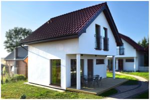 Widok na domek nr 1 z zewnątrz.