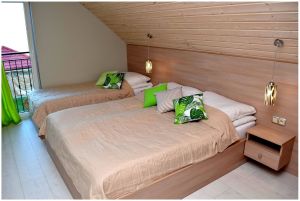 Sypialnia duża na piętrze domku nr 1 - inna perspektywa.