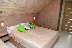 Sypialnia duża na piętrze domku nr 1. 