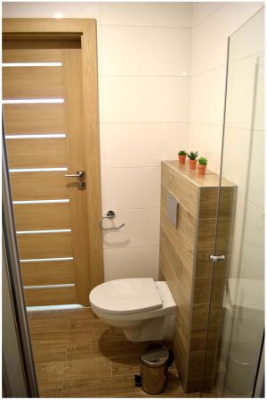 Łazienka na parterze domku nr 1 - ujęcie 2.